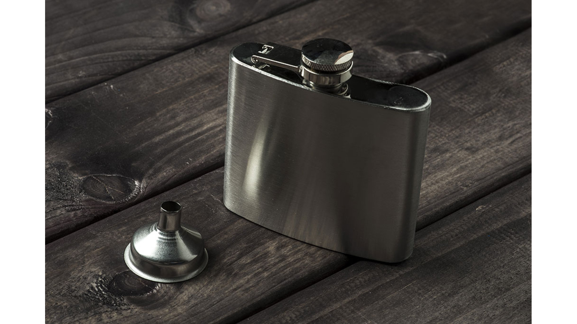 https://www.ckbproducts.com/image/cache/catalog/Ckb%20blog/Dos-and-donts-of-hip-flasks-1920x1080.jpg